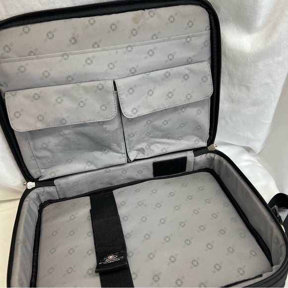 SwissGear black laptop bag with adjustable strap. - Picture 8 of 9
